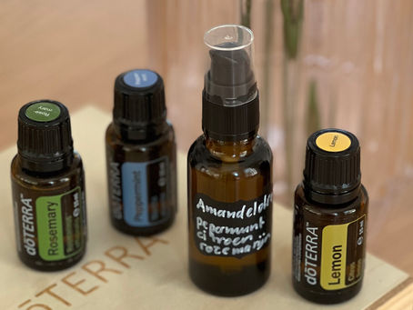 flesjes dōTERRA lemon, peppermint en rosemary olie en DIY amandelolie