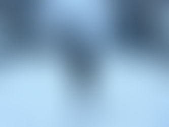 persoon die in de sneeuw loopt