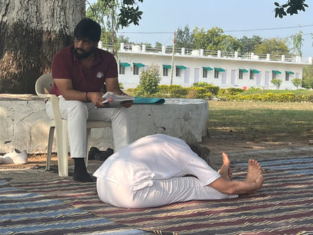 yoga houding de rups in India