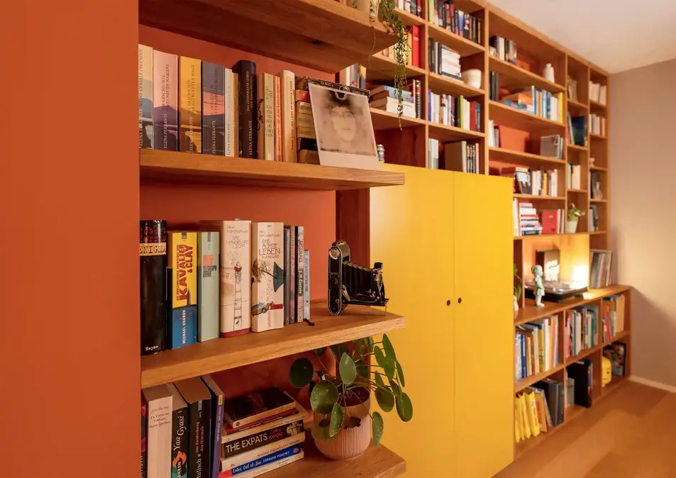 Säitenusicht vun der oppener Bibliothéik an dem giele Schaf