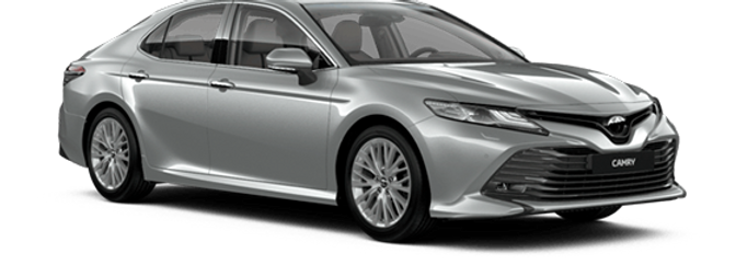 Процесс аппаратной замены масла в автоматической коробке передач Toyota Camry с двигателем 3.5 V6. На изображении показано подключение оборудования к системе охлаждения АКПП и метод вытеснения старого масла новым без высокого давления. Такой способ позволяет обновить до 90–95% трансмиссионной жидкости и безопасен для коробок с пробегом.