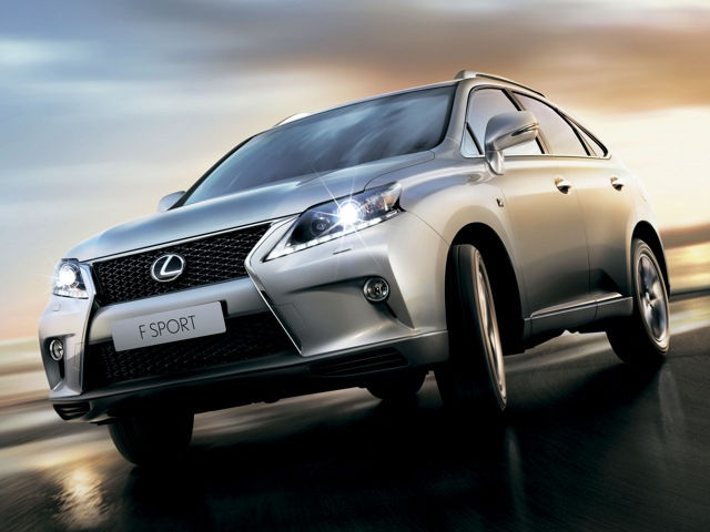 Замена масла в АКПП Lexus RX 350 с 6-ступенчатой автоматической коробкой передач Aisin U660F. Профессиональное обслуживание трансмиссии по заводскому регламенту Lexus с использованием масла с допуском WS. Процедура включает слив отработанной жидкости, снятие поддона АКПП, очистку магнитов от металлической стружки, замену фильтра и прокладки, а также корректное выставление уровня масла по температуре.