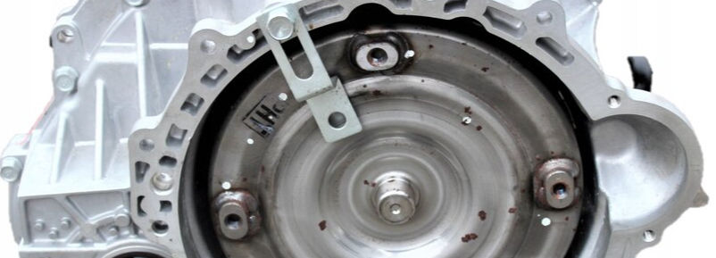 Аппаратная замена масла в АКПП A4CF1/A4CF2 — станция подключена к магистралям охлаждения коробки, через прозрачные колбы видно, как старая ATF постепенно заменяется новой. На изображении отображён полный цикл обслуживания, характерный для моделей Hyundai Solaris, Kia Rio, Carens, Spectra и других компактных автомобилей.