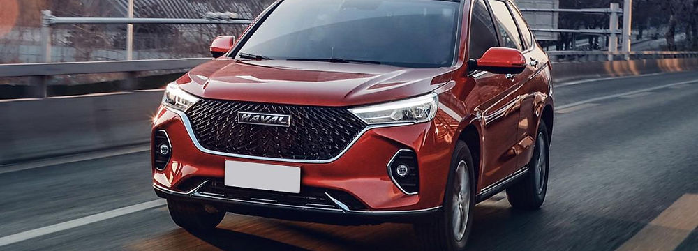 Haval Jolion — сервис по замене масла Механик проводит замену масла в двигателе Haval Jolion. На фото — современный сервисный бокс, где используются профессиональные инструменты и точные нормы заливки масла. PZM.kz гарантирует чистоту, точность и соблюдение всех требований производителя. После замены клиент получает уверенность в исправной работе мотора и документальное подтверждение обслуживания.