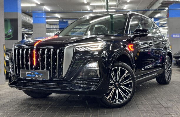 Замена масла Hongqi H9 в Алматы На фото — премиальный седан Hongqi H9 проходит плановое обслуживание в сервисе PZM.kz. Мастер сливает отработанное масло, устанавливает новый оригинальный фильтр и заливает свежее масло Rheinol или Shell, соответствующее допускам производителя. После замены двигатель работает мягко, а расход топлива стабилизируется.