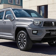 Фото с заливаемым свежим моторным маслом в двигатель Tank. Мастер использует мерный контейнер и воронку, контролируя объём до миллилитра. На фоне — фирменная рабочая зона PZM.kz с оборудованием для диагностики. Замена масла проводится строго по регламенту и стандартам Tank.