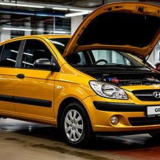 Kia Soul или Hyundai Getz на подъемнике: мастер выполняет комплекс обслуживания АКПП — слив старой ATF, чистка поддона, замена фильтра (если конструкцией предусмотрено), обновление прокладки и финальная аппаратная прокачка масла. На изображении отражена тщательная и профессиональная работа с автоматической коробкой A4CF1.