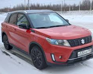 Suzuki Grand Vitara — замена масла в сервисе PZM.kz На изображении — SUV Suzuki Grand Vitara в процессе обслуживания. Замена масла проводится по регламенту, с подбором вязкости под сезон и стиль вождения. После работы двигатель становится тише и отзывчивее, расход топлива стабилизируется. PZM.kz даёт гарантию на каждую услугу.