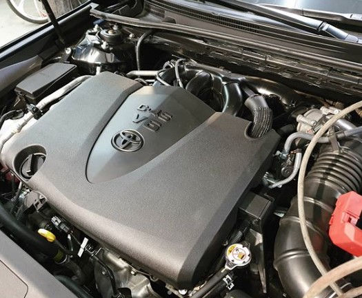 Замена масла в АКПП Toyota Camry 3.5 V6 — профессиональное обслуживание автоматической коробки передач по заводскому регламенту. Процедура включает слив отработанной трансмиссионной жидкости, снятие поддона АКПП, очистку магнитов от металлической стружки, замену фильтра и прокладки, заливку свежего масла с соответствующим допуском и корректную установку уровня по температуре.