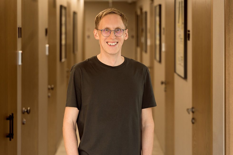 Pirmosios pagalbos mokymų instruktorius, gaivinimo mokymų instruktorius, gydytojas vyras, anesteziologas-reanimatologas.