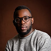 man in gray crew neck shirt wearing blac