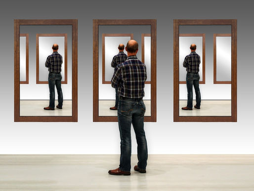 „Spieglein, Spieglein an der Wand, wer ist die Schönste im ganzen Land?"