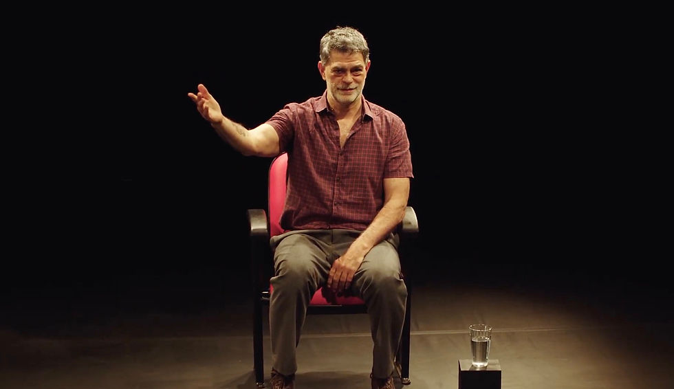 Teatro em Movimento recebe o aclamado espetáculo “O Motociclista no Globo da Morte”