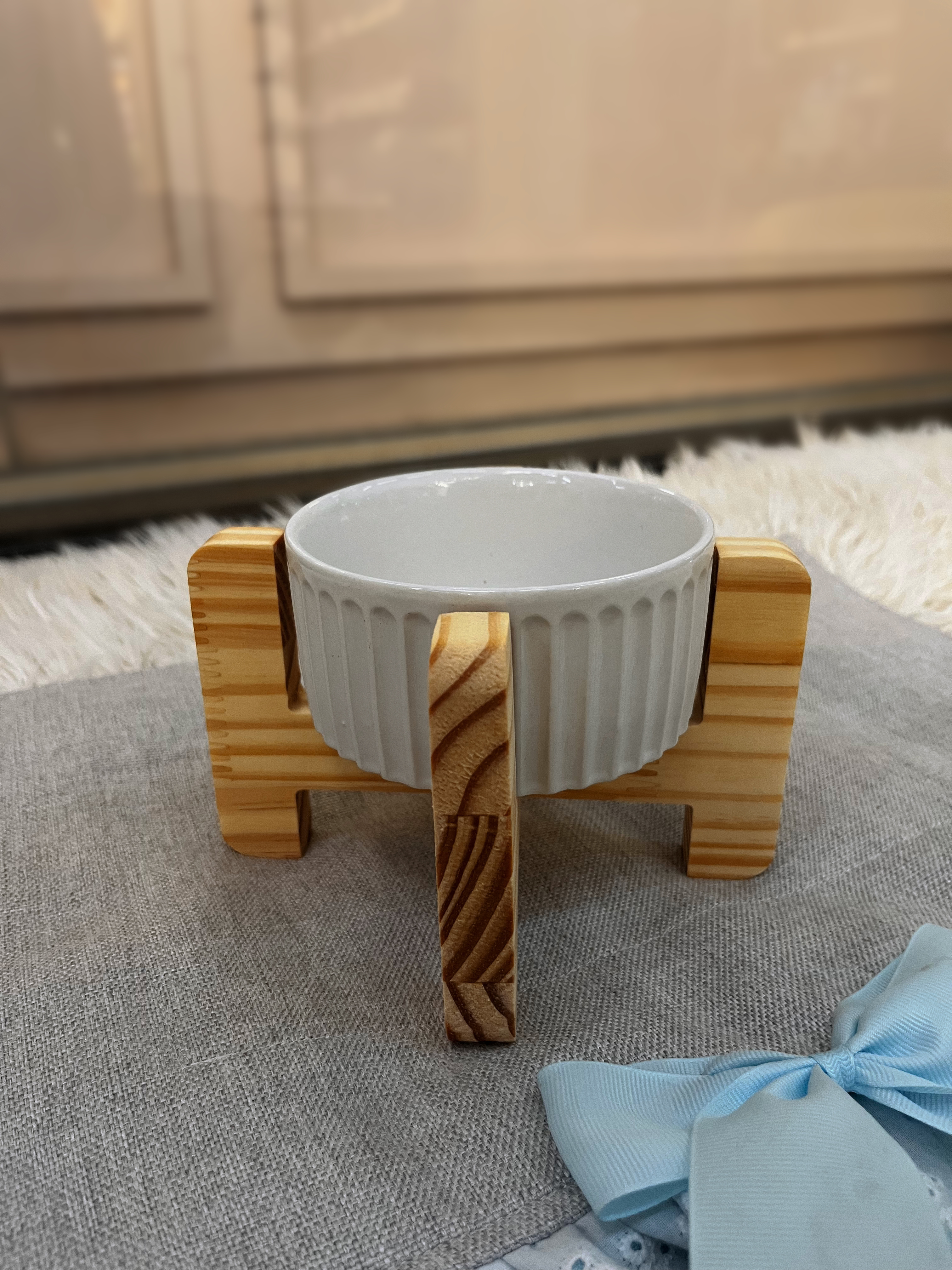 Comedouro Individual Versátil em Porcelana com Base de Madeira
