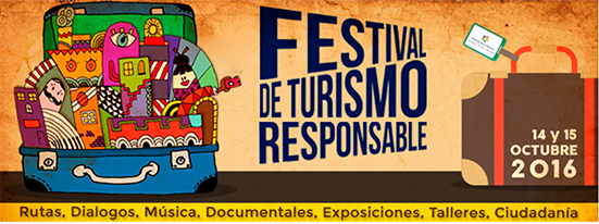 Letrero del Festival de Turismo responsable de Barcelona. ilustración de dos maletas, una cerrada y otra azul abierta con diferentes elementos dentro de ella.