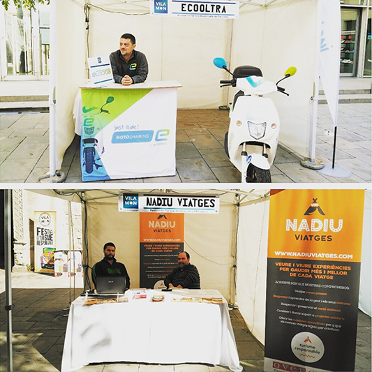 paradas de la feria de Vilamón, con Ecooltra (alquiler de motos), Nadiu Viatges. Hay tres hombres en las paradas de información de la feria