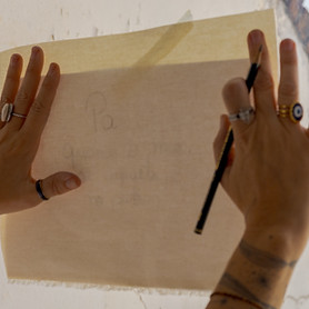 pessoa desenhando em uma atividade de orientação de processos criativos