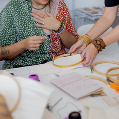 mulher bordando em oficina de escrita e bordado