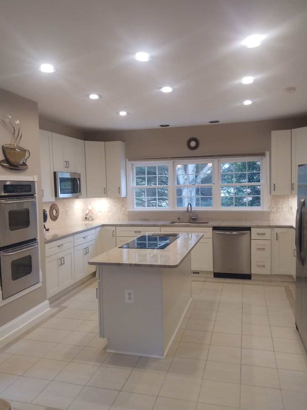 White Shaker cabinets, Quartzite