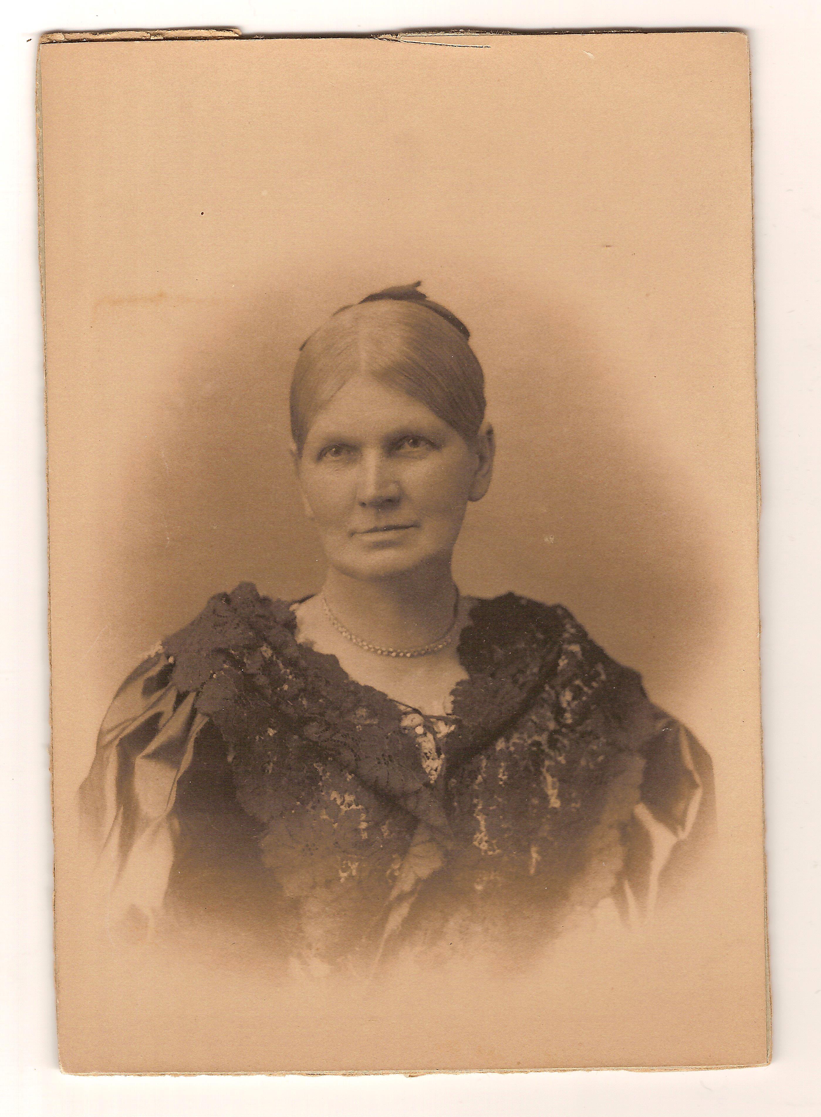 Emma O'Neill, Norman's mother