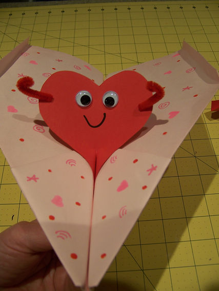 Kidfunideas.com valentine's day paper airplane picture of valentine's buddy in the plane