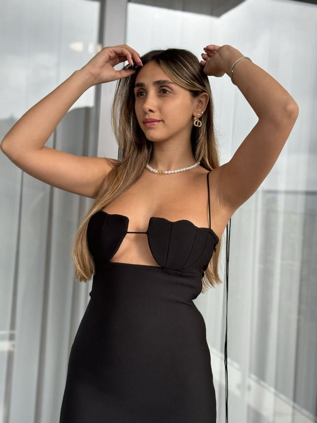 תמונה ממוזערת: שמלה מקסי שחורה עם פרחים 