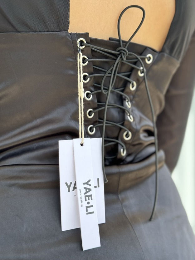 תמונה ממוזערת: שמלת מחוך מיני שחורה עם ניטים 