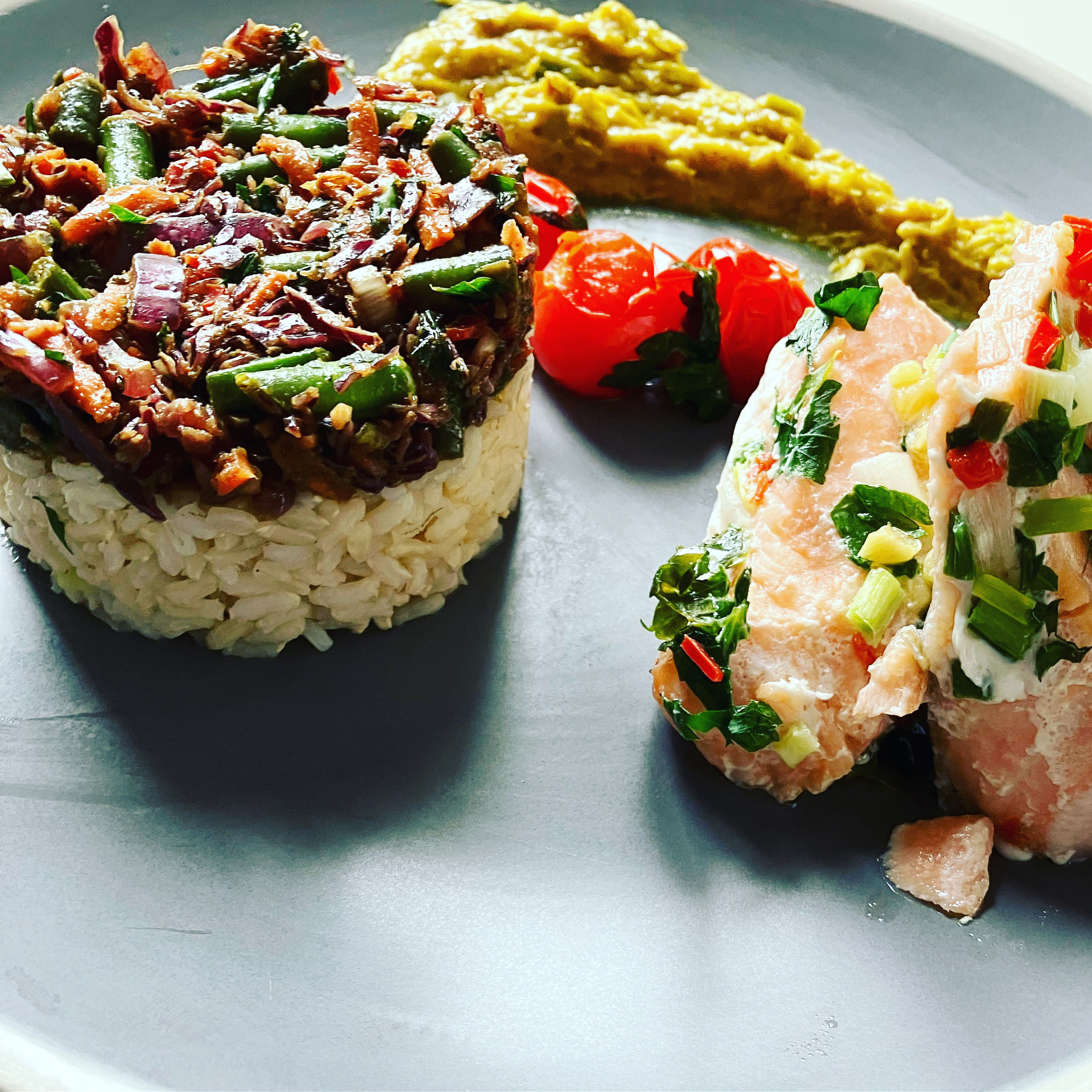 Pavé de saumon “Achard de légumes” et sa compotée de poireau au curry 