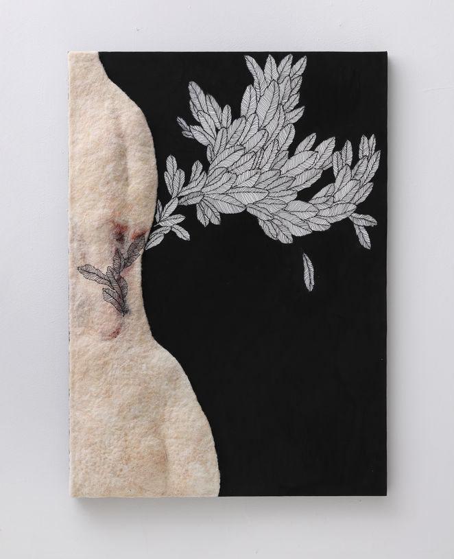 내 살은 대지가 되고, 새긴 선은 침묵을 가른다 no.2, 2025, 91x65cm, 양모펠트, 면사, 자수, 먹
