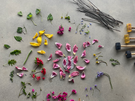 Looking for a way to prolong your garden's spring flowers and create art with your kids at the same time? 