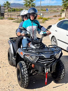 Jinetes con cascos puestos.jpg