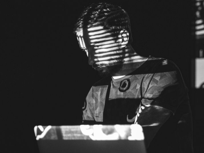 max cooper mentre esegue una sua performance. foto in bianco e nero