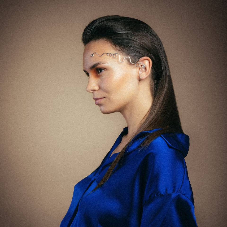 modella che indossa un gioiello in fronte. 