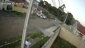 Câmeras de segurança flagram veículo sendo furtado em Campina