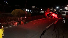 Após perder a direção, carro capota em Quatro Barras