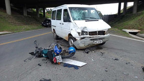 Acidente entre van e moto deixa adolescentes gravemente feridos na BR-116