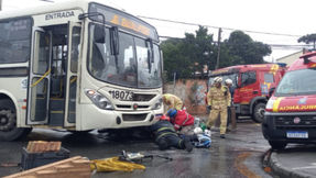 Motoboy vai parar embaixo de ônibus após acidente em Colombo