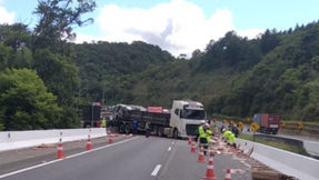 Caminhão tomba e interdita pista da BR-116