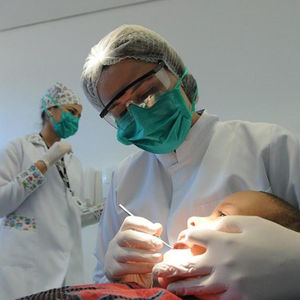 Trad propõe a vacinação de dentistas, fisioterapeutas, garçons e fonoaudiólogos