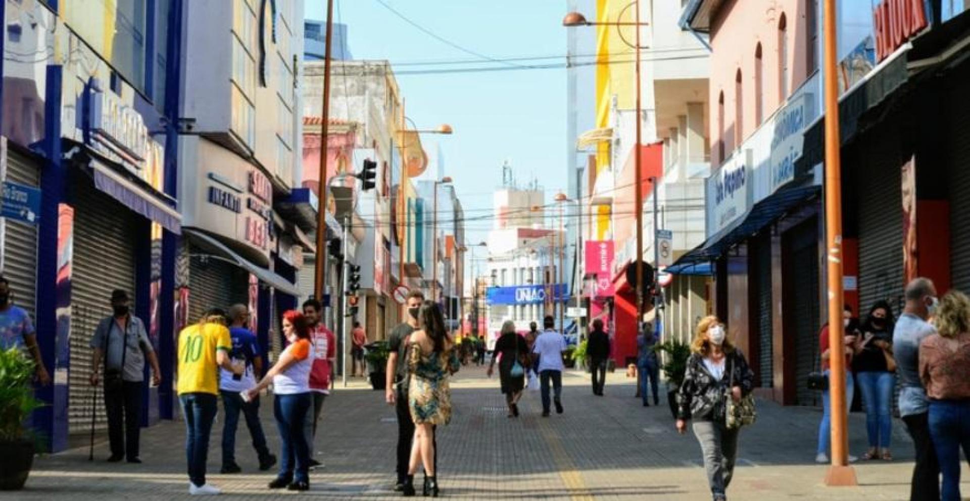 Sorocaba tem novas medidas restritivas contra a Covid-19 para escolas particulares, supermercados e postos de combustíveis.