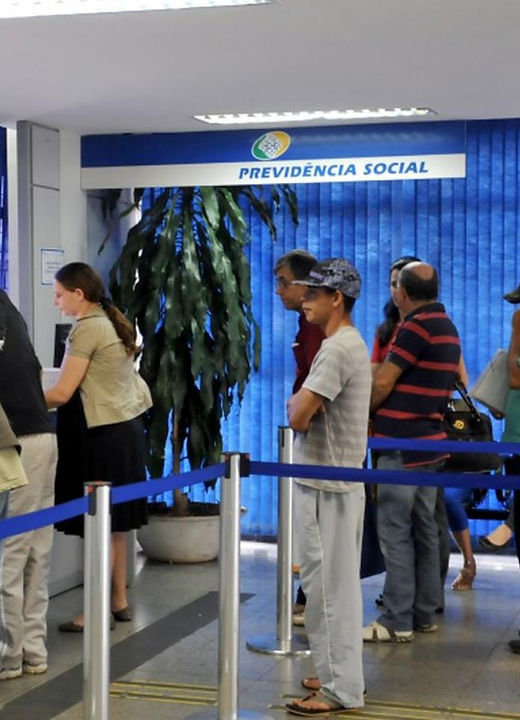 Aposentados e quem recebe do INSS receberá 1ª parcela do 13º salário em agosto