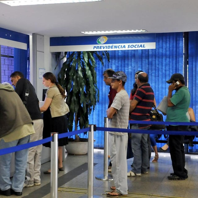 Aposentados e quem recebe do INSS receberá 1ª parcela do 13º salário em agosto