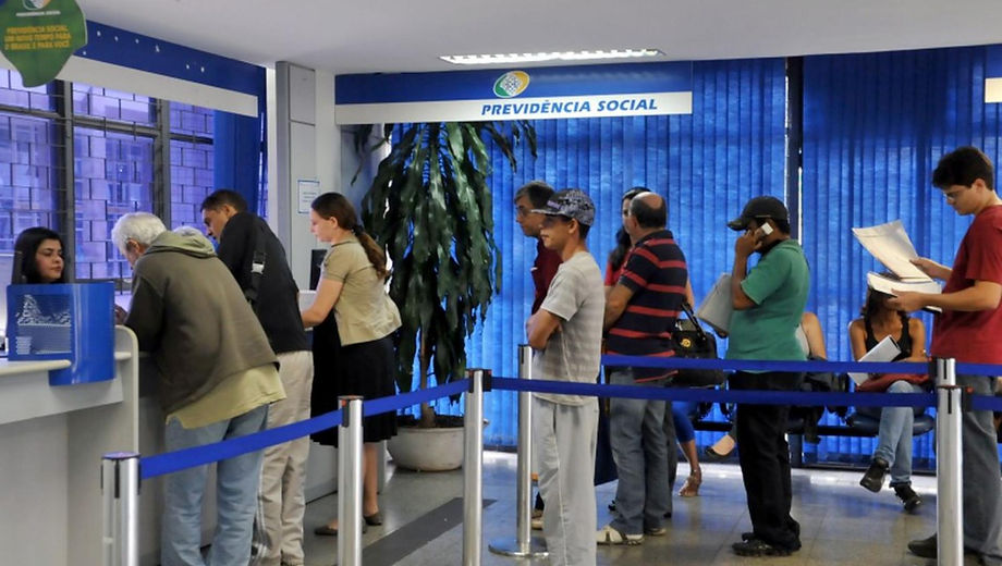 Aposentados e quem recebe do INSS receberá 1ª parcela do 13º salário em agosto