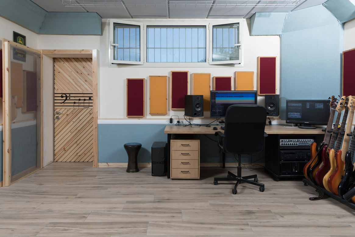 עמדת הקלטה מרווחת ליד דלת הכניסה ומתחת לחלון אקוסטי רחב