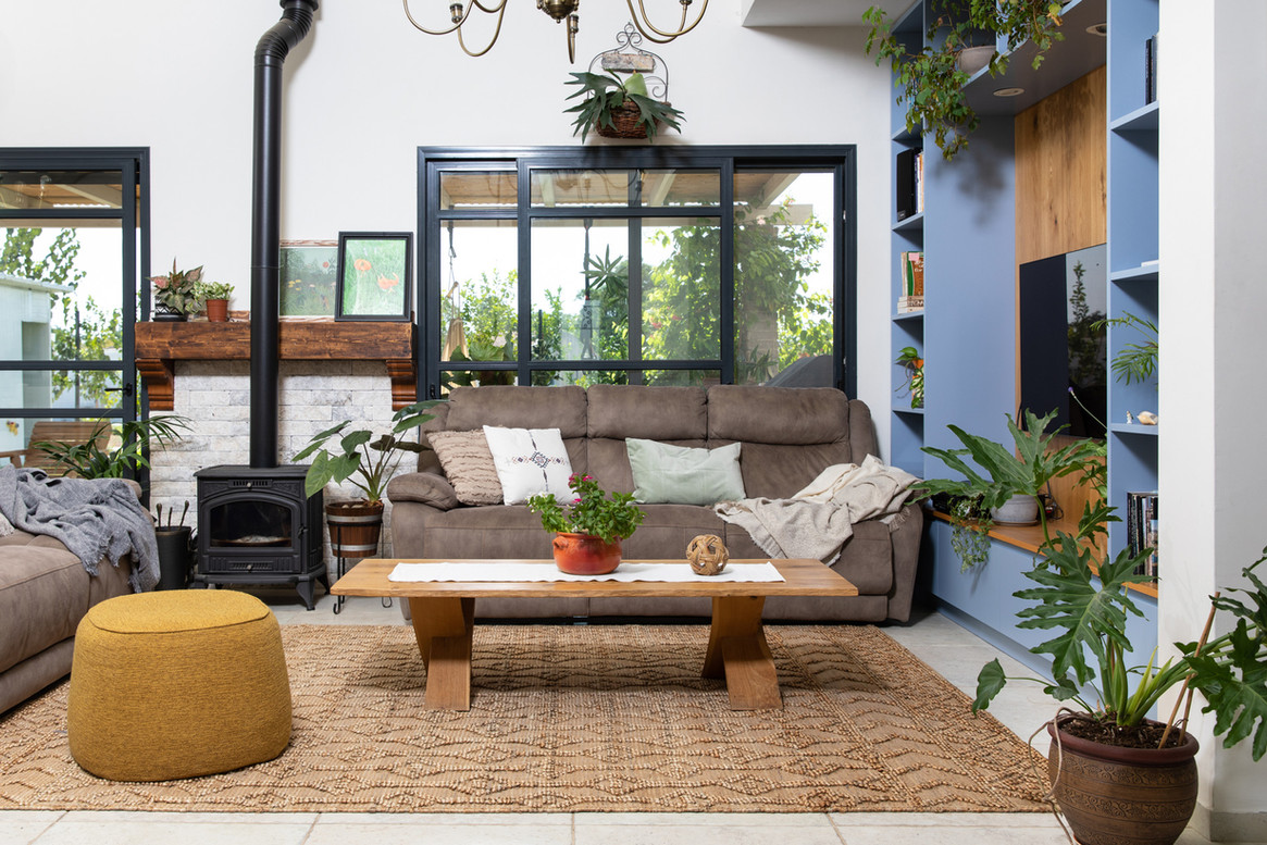 שטיח חבלים וספות נוחות לצד קמין עצים וקיר טלוויזיה רחב