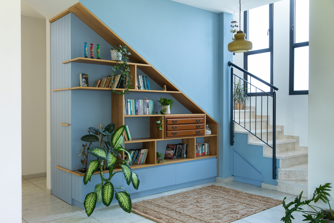 מדפים פתוחים ואחסון נסתר זה לצד זה