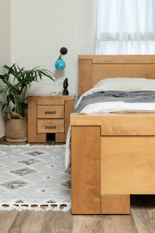 הצד שלה: שטיח נעים, גוף תאורה לקריאה ועציץ גדול