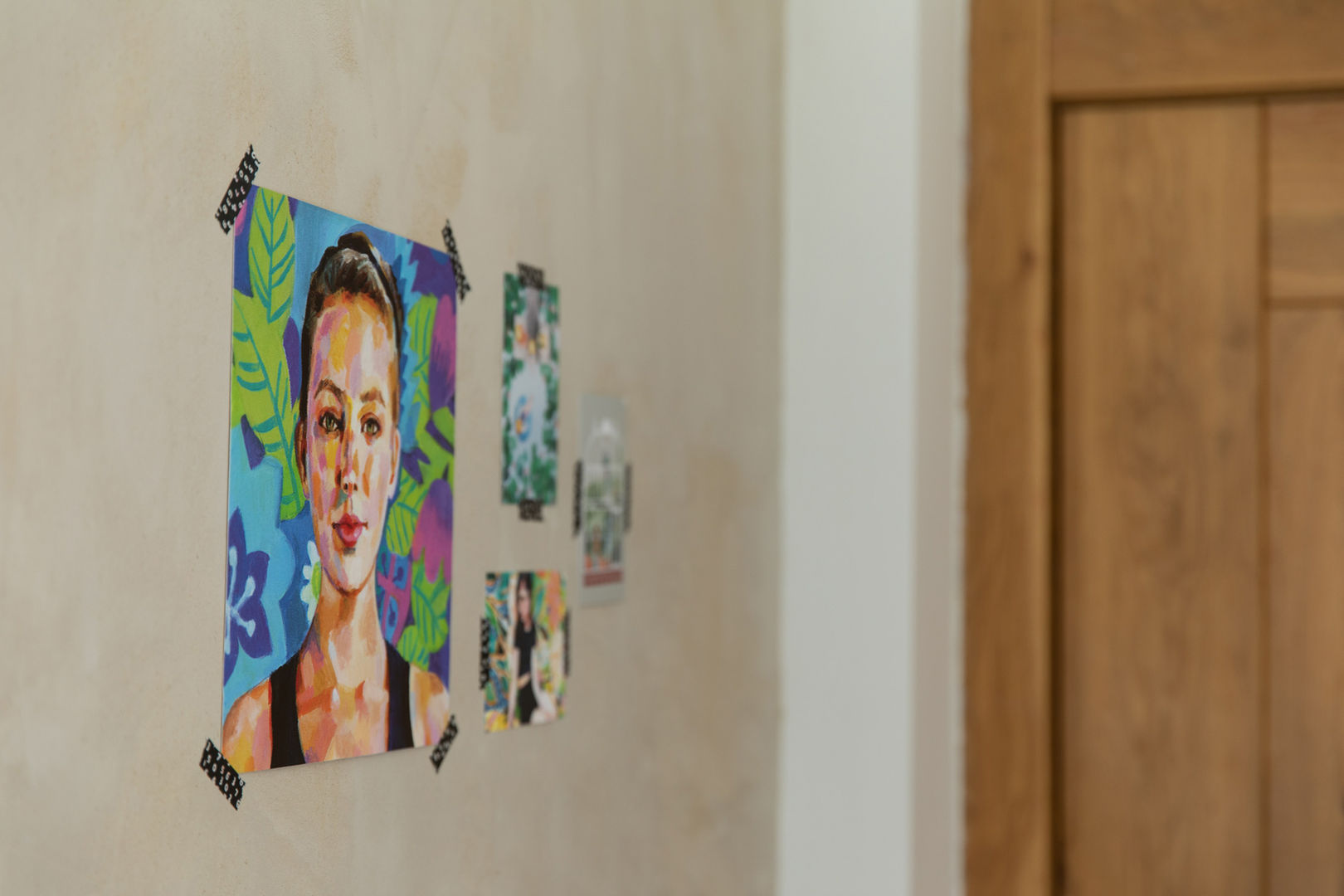 תמונות צבעוניות על רקע קיר בחיפוי טיח מינרלי ערבה בכניסה לבית