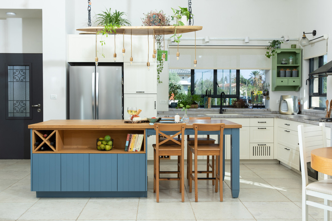 אי גדול במטבח, חלקו משמש לאחסון וחלקו לישיבה