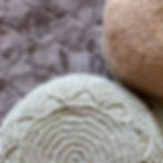 שימוש בחוש המישוש בעיצוב הבית באמצעות שטיח נעים ופרוותי ופופים קטנים במרקמים שונים.